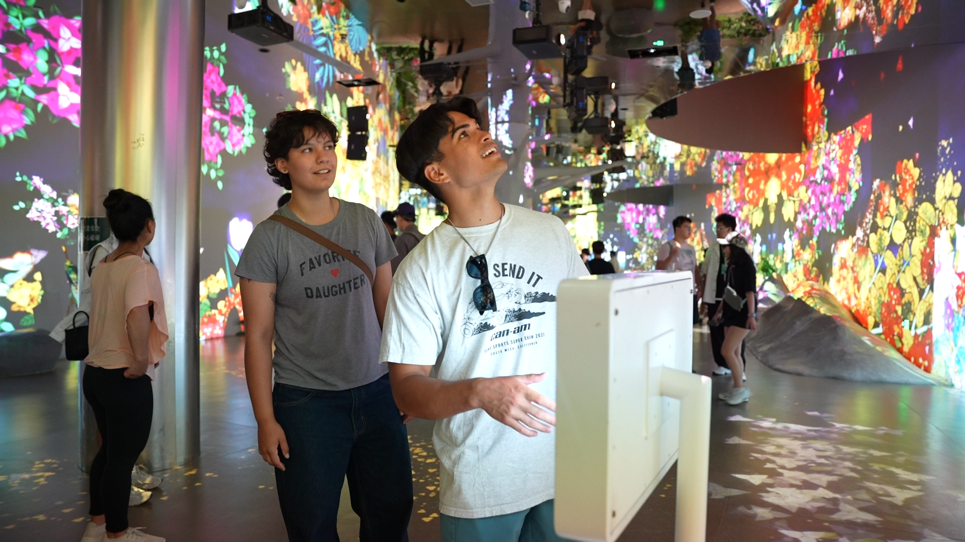 De jeunes représentants technologiques américains à la Cité des sciences et technologies de Yazhou Bay à Sanya, le 30 juillet 2026.