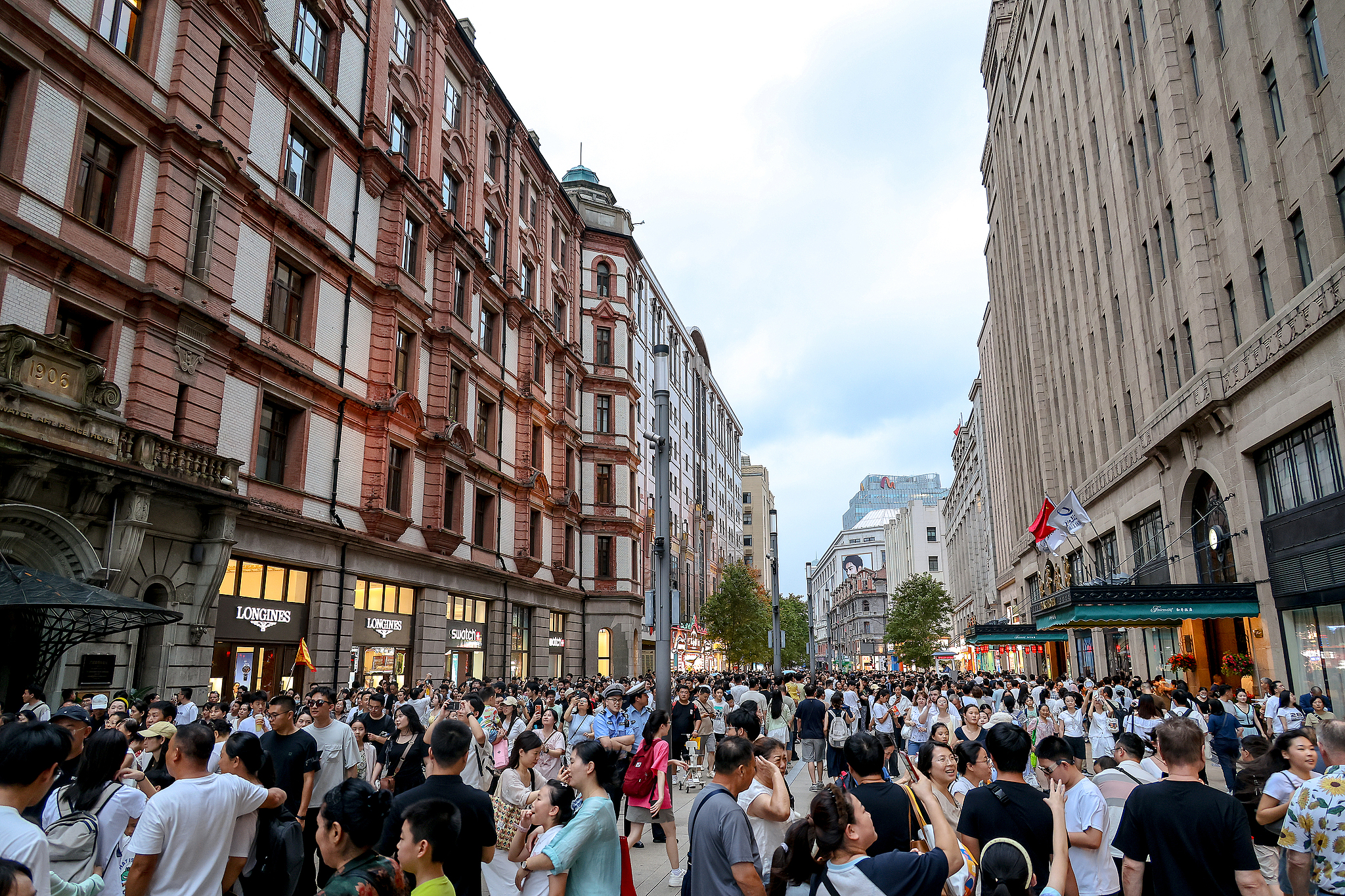 La rue piétonne Nanjing Road à Shanghai est bondée de visiteurs, le 20 juin 2026./ VCG