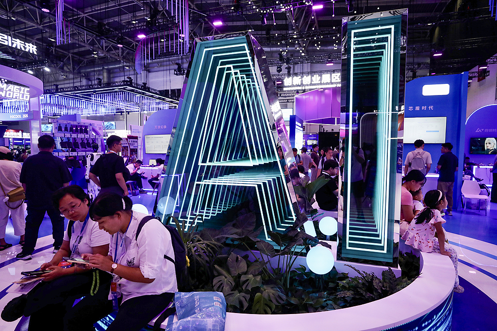 Un logo d'IA est affiché lors de l'exposition du Sommet mondial des entrepreneurs HICOOL 2026, une plateforme majeure présentant des projets mondiaux d'innovation et de startup, Pékin, le 27 août 2026. /VCG