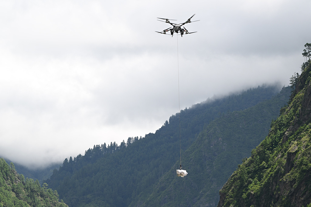 Les secouristes utilisent des drones pour livrer des fournitures, port de Gyirong, dans la région autonome de Xizang (sud-ouest de la Chine), le 28 août 2026. /VCG