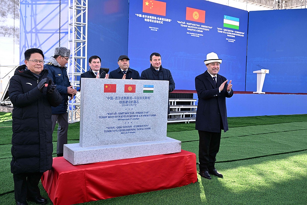 Le président kirghize Sadyr Japarov (à droite) et le président de la Commission nationale du développement et de la réforme de Chine Zheng Shanjie (à gauche) assistent à la cérémonie de lancement du projet ferroviaire Chine-Kirghizistan-Ouzbékistan, à Jalal-Abad, au Kirghizistan, le 27 décembre 2024. /VCG