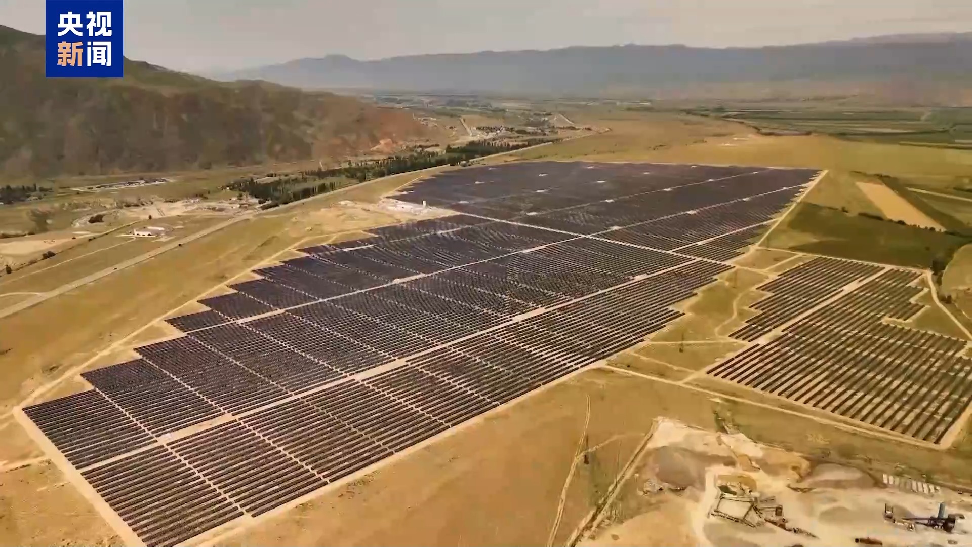 La première centrale solaire à grande échelle est visible dans le district de Kemin de la région de Chui, au Kirghizistan. /CMG