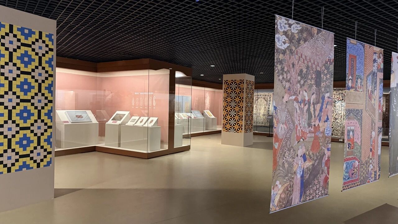 Cent cinquante et un ensembles d'objets iraniens sont exposés au musée Lvshun, dans la ville de Dalian, dans la province du Liaoning (nord-est de la Chine), le 30 juin 2026. /Musée Lvshun