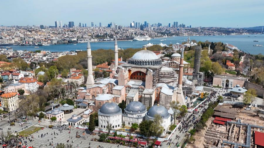 Une photo aérienne prise par un drone, prise le 14 avril 2025, montre Sainte-Sophie à Istanbul, en Turquie. /Xinhua
