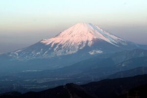 A Japanese father abandons his 7-year-old son for hours to climb Mount Fuji