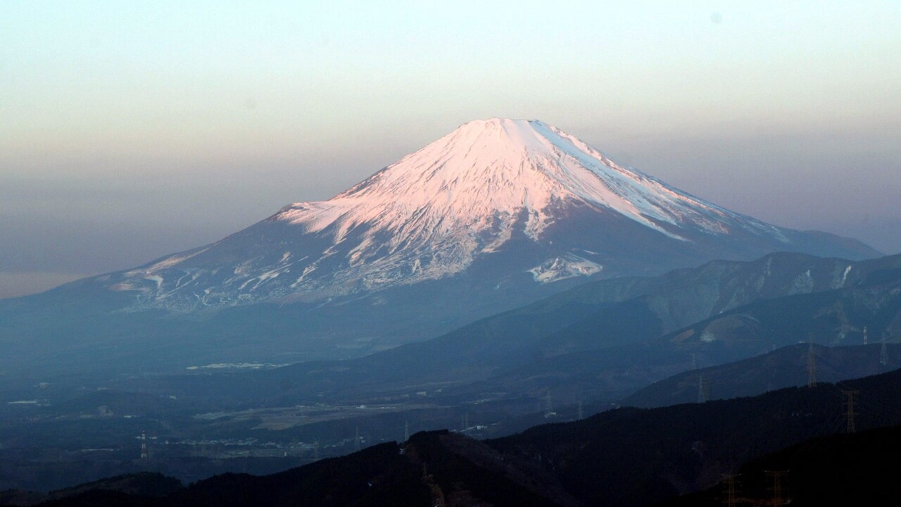 A Japanese father abandons his 7-year-old son for hours to climb Mount Fuji