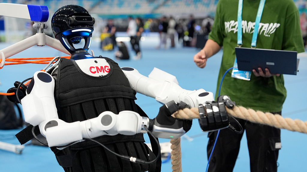 Un robot humanoïde se prépare pour une compétition de tir à la corde lors des Jeux mondiaux du robot humanoïde 2026 au National Speed ​​Skating Oval de Pékin, en Chine, le 18 août 2026. /VCG