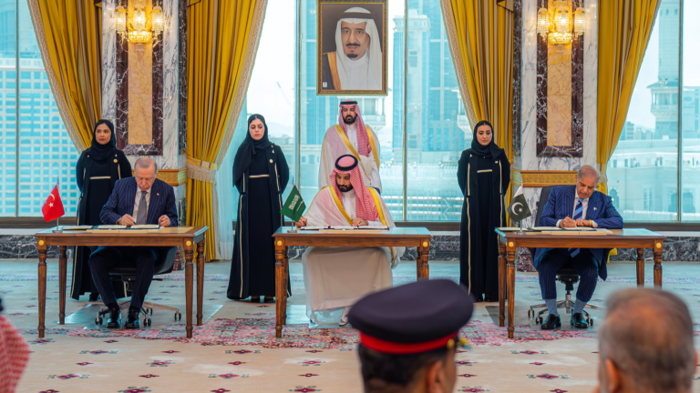 De gauche à droite, le président turc Recep Tayyip Erdogan, le prince héritier saoudien Mohammed ben Salmane et le Premier ministre pakistanais Shehbaz Sharif signent un accord de défense trilatéral à La Mecque, en Arabie Saoudite, le 7 août 2026. /VCG