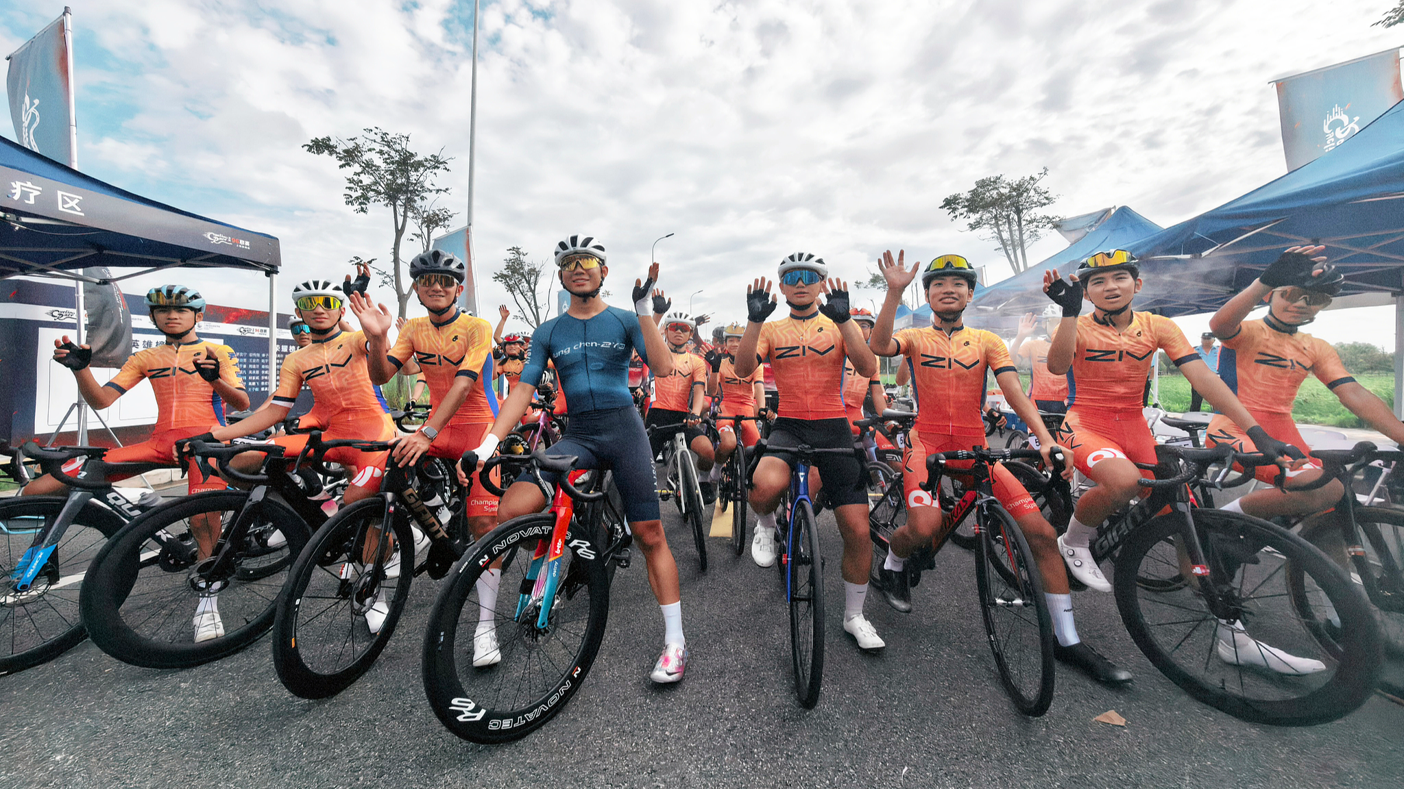 Des jeunes de Taiwan et de Shanghai participent à une ligue cycliste visant à renforcer les échanges culturels entre les deux rives du détroit de Taiwan, à Chongming, Shanghai, dans l'est de la Chine, le 27 juillet 2026. /CFP