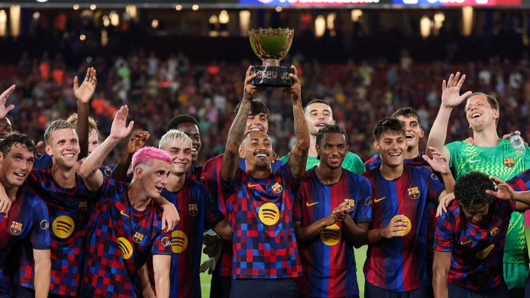 L'attaquant brésilien de Barcelone Raphinha (au centre) détient le trophée après que Barcelone a remporté le 61e match de football du Trophée Joan Gamper entre le FC Barcelone et le FC Al Ahly au stade Camp Nou de Barcelone le 19 août 2026. /CFP