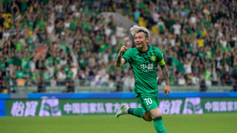 Zhang Xizhe célèbre après avoir marqué un but lors du match de Super League chinoise contre le Zhejiang FC le 1er août 2026. /IC Photo