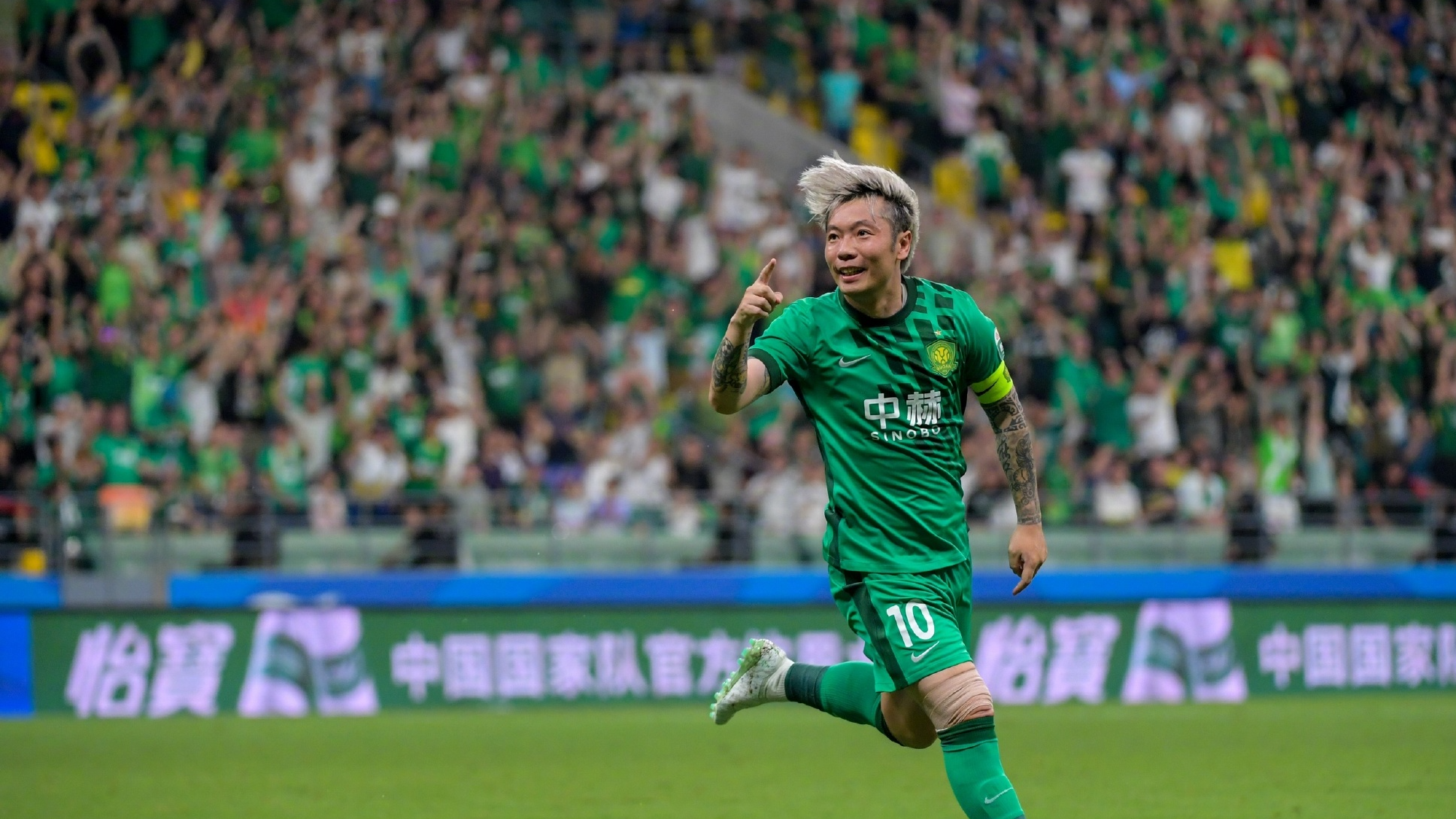 Zhang Xizhe célèbre après avoir marqué un but lors du match de Super League chinoise contre le Zhejiang FC le 1er août 2026. /IC Photo