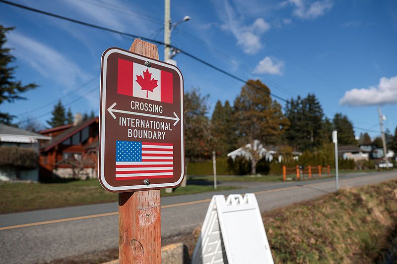 Un panneau marquant la frontière internationale entre les États-Unis et le Canada est photographié au parc d'État historique de Peace Arch à Blaine, dans l'État de Washington, États-Unis, le 5 mars 2025. /VCG