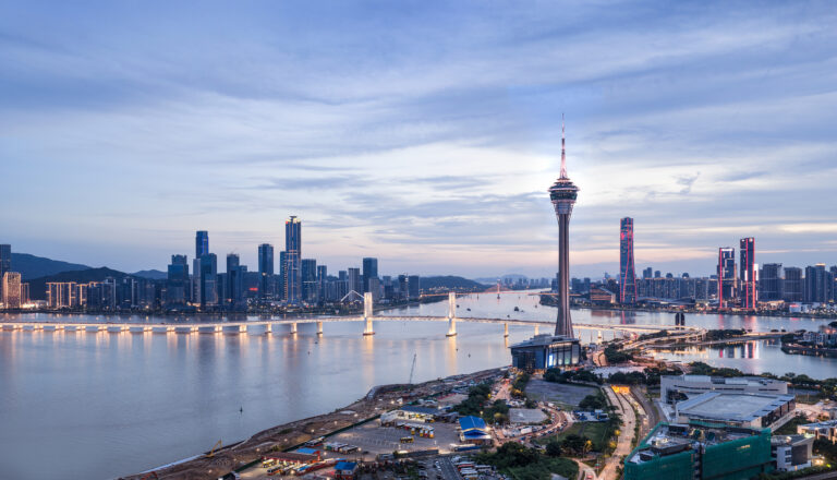 Une photo de la nouvelle zone de Hengqin, du pont Sai Van et de la tour de Macao au crépuscule dans le sud de la Chine, le 9 juillet 2026. /CFP