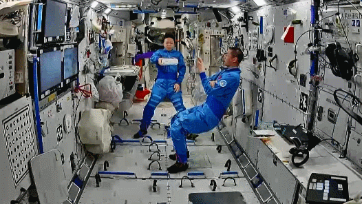 Les membres de l'équipage chinois du Shenzhou-23 interagissent avec Xiaohang. /CMG