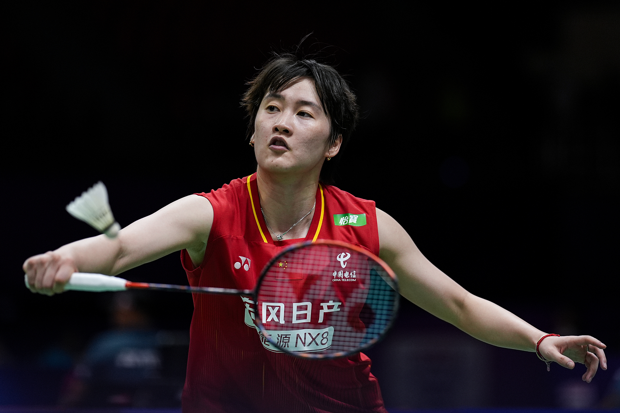 La Chinoise Chen Yufei tire contre Lo Sin Yan (Happy Lo) de la Région administrative spéciale de Hong Kong lors d'un match en simple féminin au premier tour des Championnats du monde BWF à New Delhi, en Inde, le 18 août 2026. /VCG