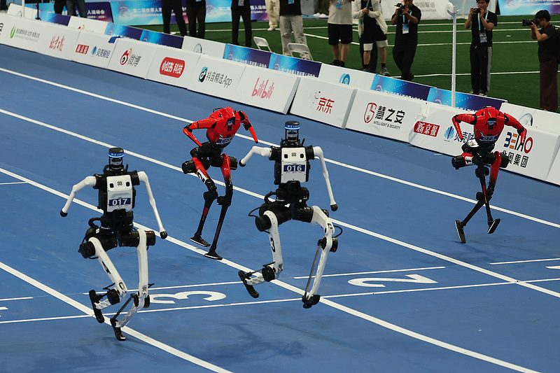 Des robots humanoïdes participent à la finale du 100 m lors des 2e Jeux mondiaux des robots humanoïdes à l'Anneau national de patinage de vitesse de Pékin, en Chine, le 26 août 2026. Tiangong Ultra a finalement remporté la première place avec un temps de 8,64 secondes. /VCG