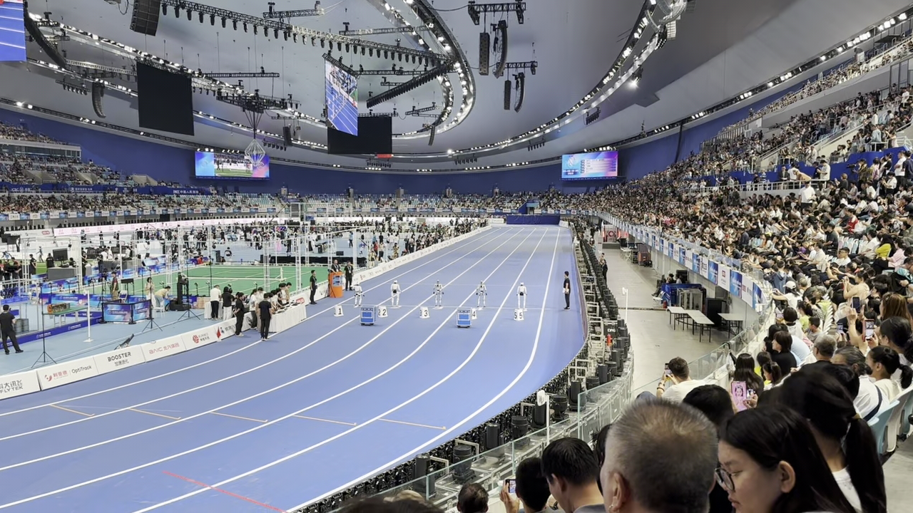 Des robots humanoïdes s'alignent sur la piste de course tandis que d'autres compétitions des 2es Jeux mondiaux des robots humanoïdes 2026 se déroulent sur le terrain de l'Anneau national de patinage de vitesse à Pékin, en Chine, le 25 août 2026./Ankit Prasad