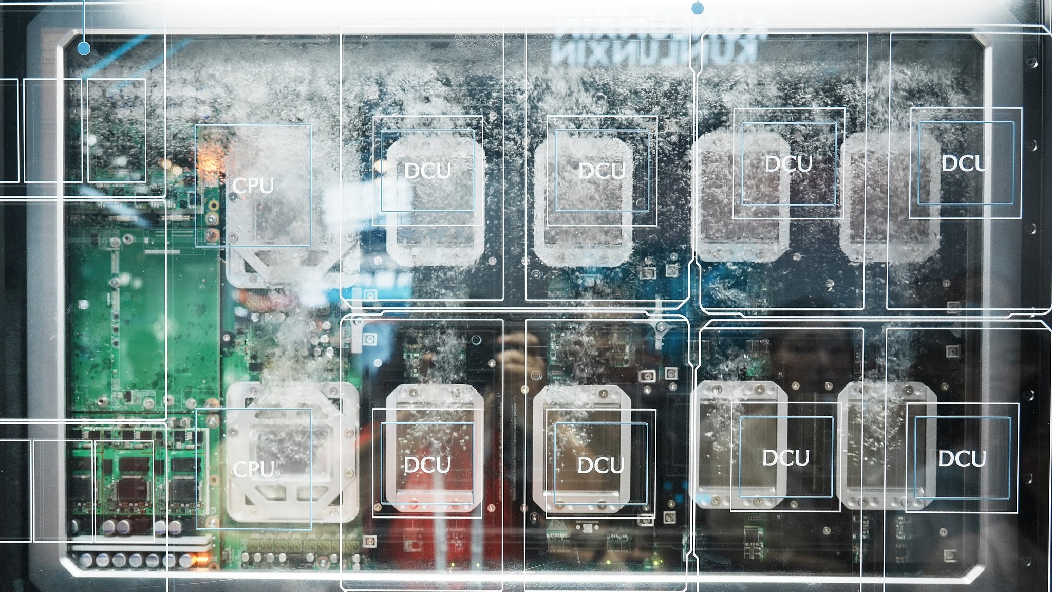 Un serveur refroidi par liquide est exposé à la World AI Conference, Shanghai, Chine, le 20 juillet 2026. /VCG