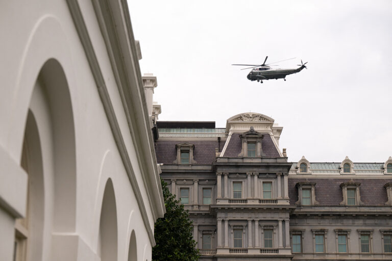 Marine One survole le bâtiment du bureau exécutif d'Eisenhower et la Maison Blanche à Washington, États-Unis, le 14 août 2026. /VCG