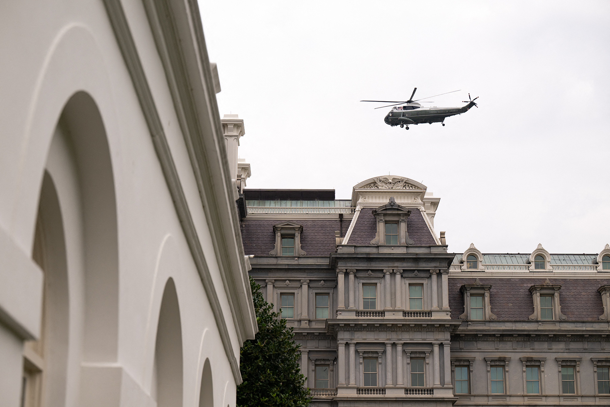Marine One survole le bâtiment du bureau exécutif d'Eisenhower et la Maison Blanche à Washington, États-Unis, le 14 août 2026. /VCG