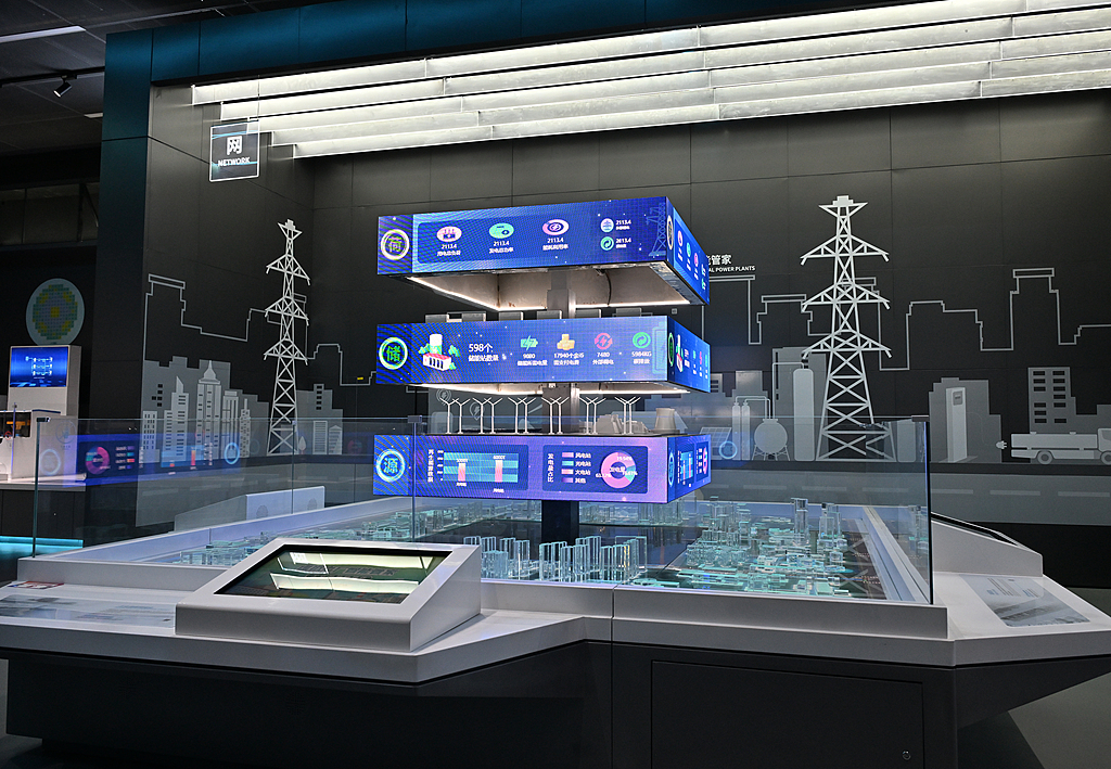 Un système de gestion intelligent d'une centrale électrique virtuelle est exposé au nouveau Musée des sciences et technologies de Shenzhen, dans la province du Guangdong, dans le sud de la Chine, le 24 juin 2025. /VCG