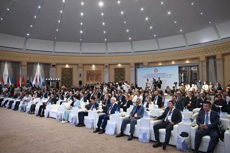Des délégués assistent au Sommet des médias et des groupes de réflexion de l'OCS à la résidence d'État Ala-Archa à Bichkek, au Kirghizistan, le 27 juillet 2026. /VCG