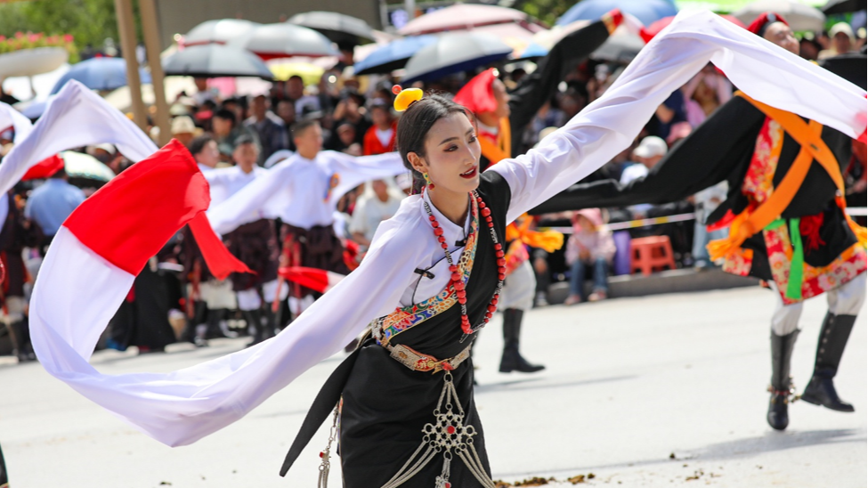 Des danseurs exécutent une danse traditionnelle de la communauté ethnique tibétaine dans la préfecture autonome tibétaine de Yushu, province du Qinghai, nord-ouest de la Chine, le 24 juillet 2025. /CFP