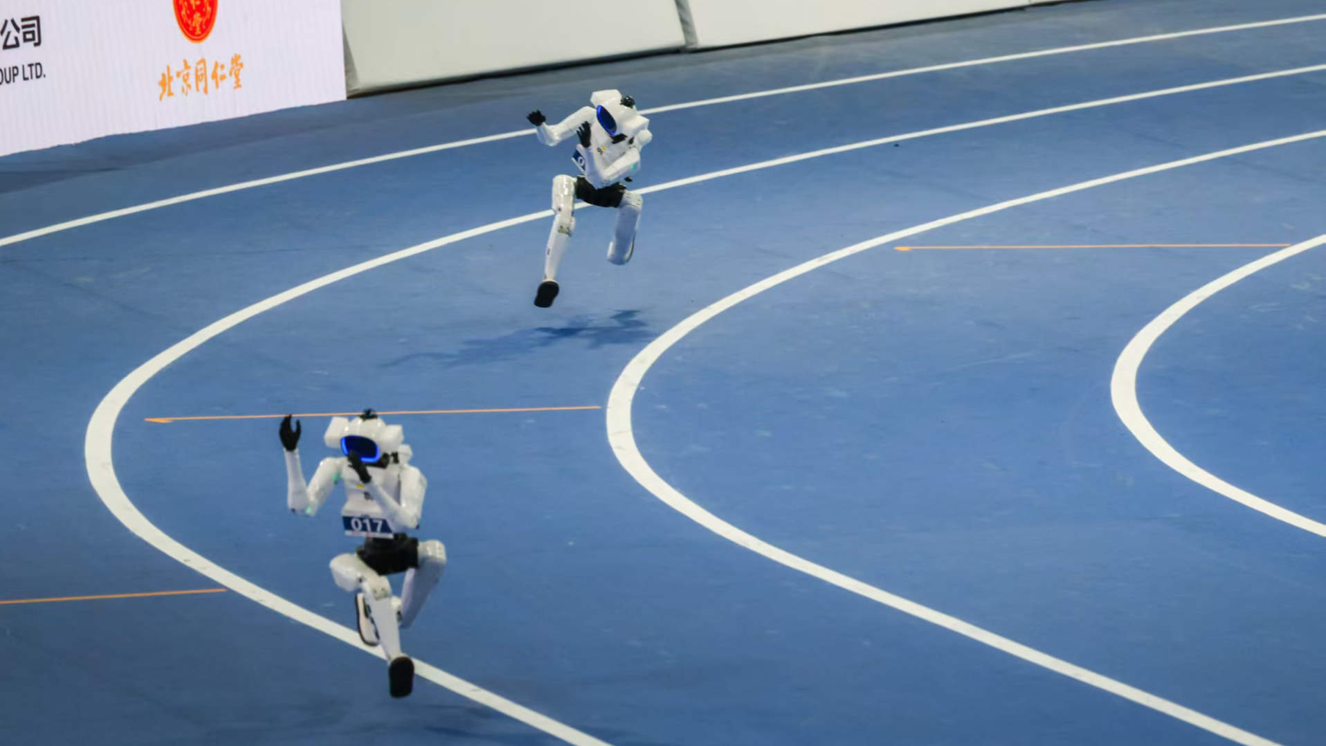 Le robot Tiangong Omni court sur la piste d'athlétisme lors des deuxièmes Jeux mondiaux du robot humanoïde, l'Anneau national de patinage de vitesse (le ruban de glace), à ​​Pékin, en Chine. /CGTN