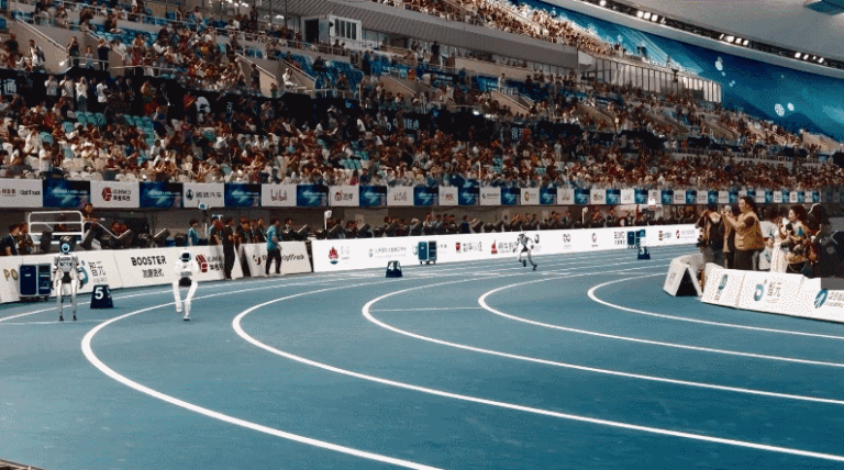 Des robots humanoïdes courent lors d'une compétition de vitesse lors des deuxièmes Jeux mondiaux des robots humanoïdes, à Pékin, en Chine, le 23 août 2026. /CMG