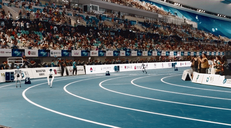 Des robots humanoïdes courent lors d'une compétition de vitesse lors des deuxièmes Jeux mondiaux des robots humanoïdes, à Pékin, en Chine, le 23 août 2026. /CMG