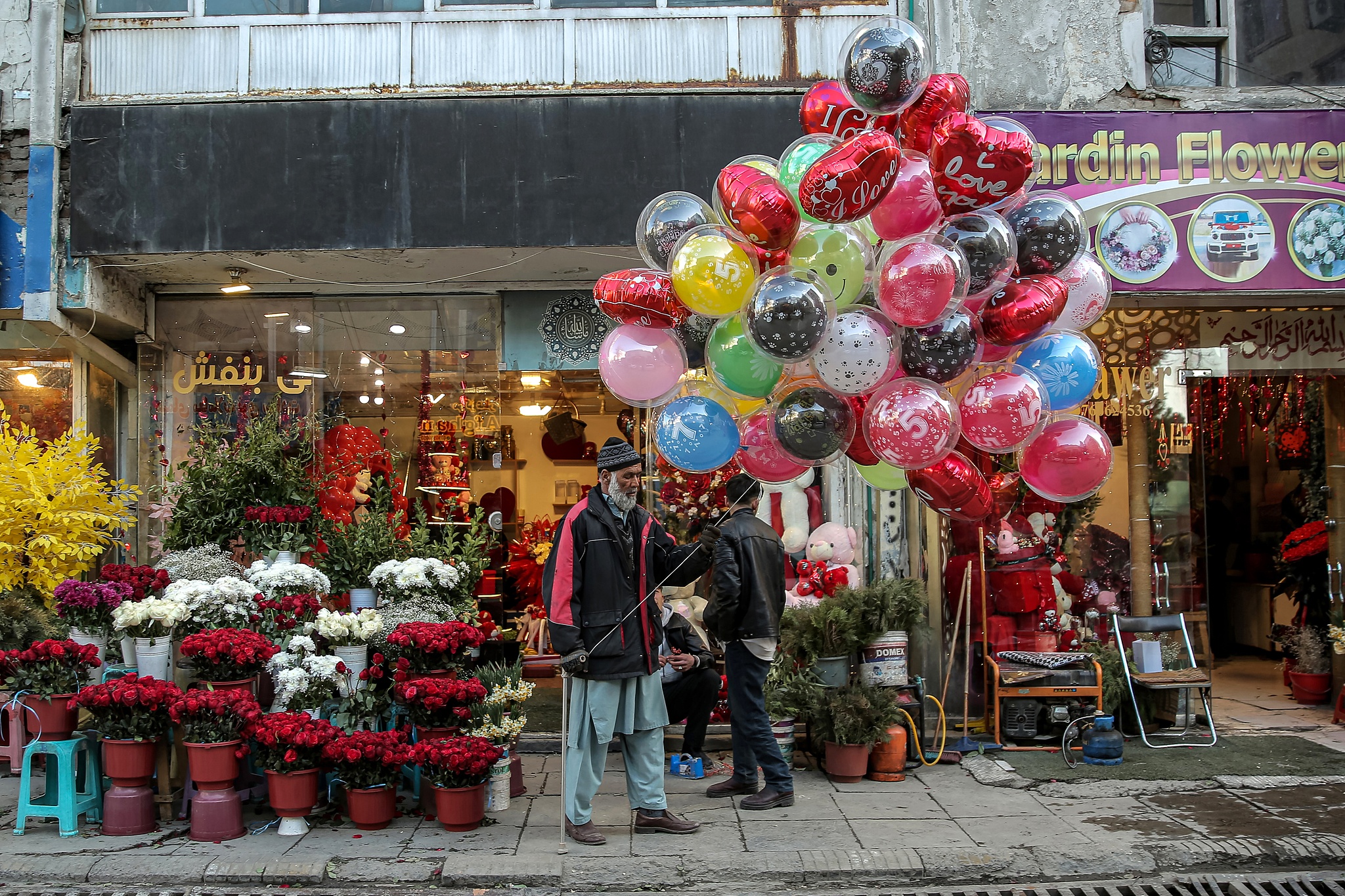 Un vendeur de ballons cherche des affaires à Kaboul, en Afghanistan, le 13 février 2026. /CFP