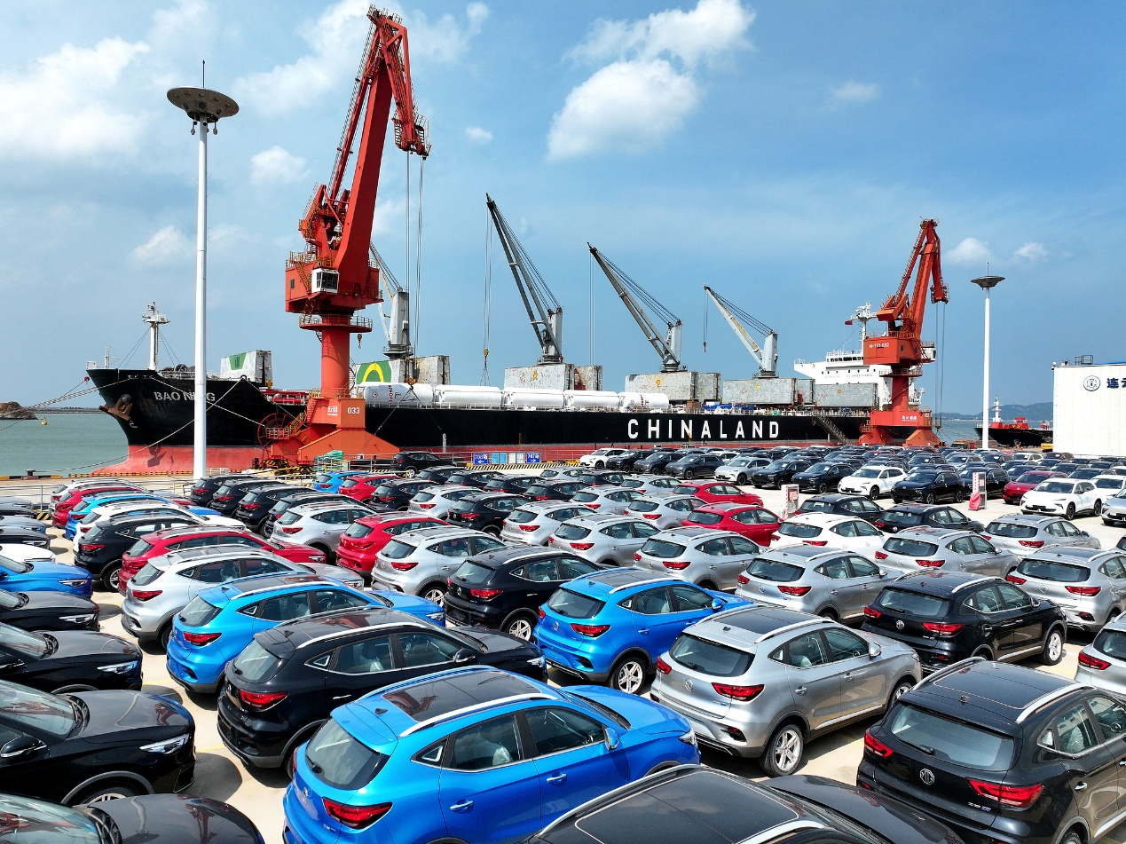 Des véhicules à énergie nouvelle fabriqués en Chine sont alignés au port de Lianyungang pour l'exportation, province du Jiangsu, Chine, le 9 juillet 2026. /VCG