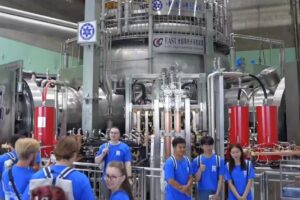 Des étudiants étrangers explorent le « soleil artificiel » chinois dans l&rsquo;Anhui