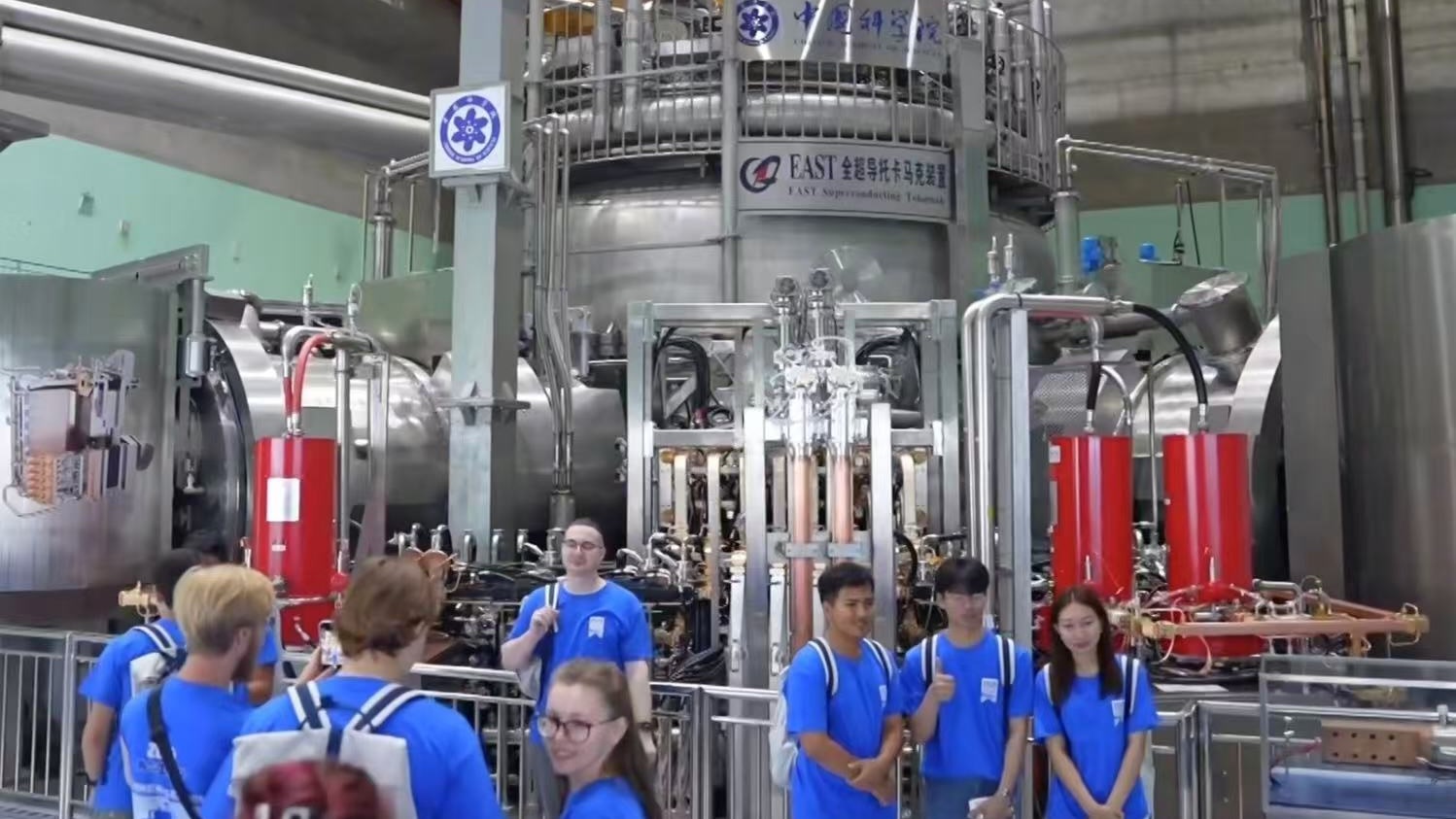 Des étudiants étrangers explorent le « soleil artificiel » chinois dans l'Anhui