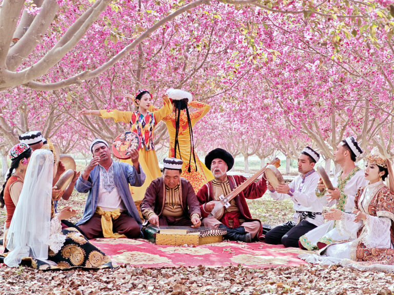 Un groupe de musiciens d'Aksu interprète le Muqam, une forme d'art traditionnelle du Xinjiang qui combine musique et conte, à Aksu, Xinjiang. /VCG