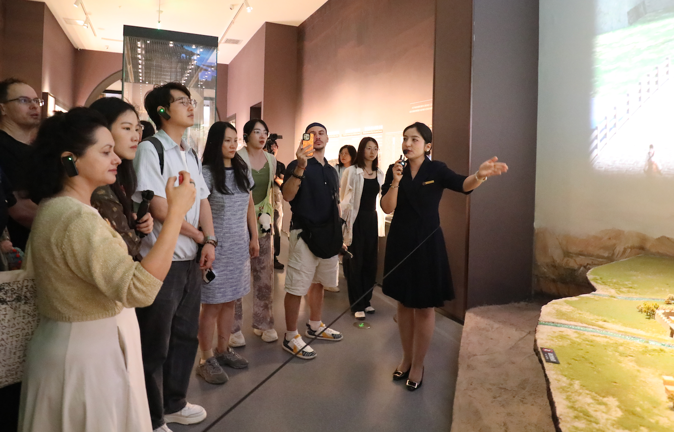 Des influenceurs découvrent la culture Qiuci lors d'une visite au musée Qiuci à Kuqa, Xinjiang, le 3 août 2026. /CMG