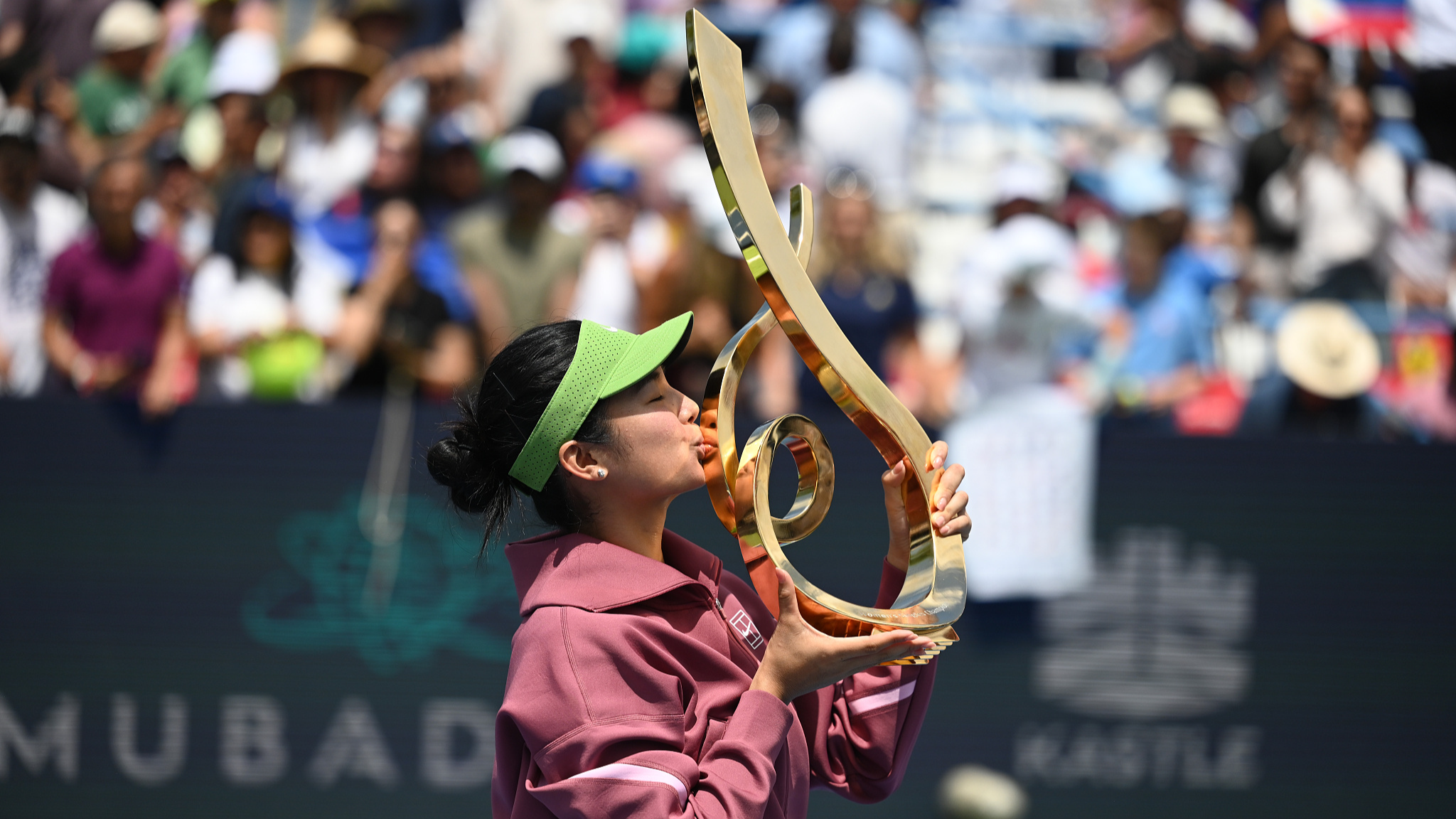 Alexandra Eala, des Philippines, célèbre avec le trophée après avoir battu Jessica Pegula, des États-Unis, en finale du simple féminin au WTA Mubadala DC Open à Washington, DC, États-Unis, le 3 août 2026. /VCG