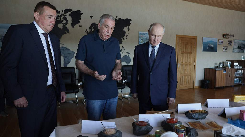 Le président russe Vladimir Poutine visite l'usine de transformation du poisson Yasny sur l'île d'Iturup, l'une des quatre îles de la chaîne contestée connue sous le nom d'îles Kouriles en Russie et de Territoires du Nord au Japon, le 13 août 2026. /VCG