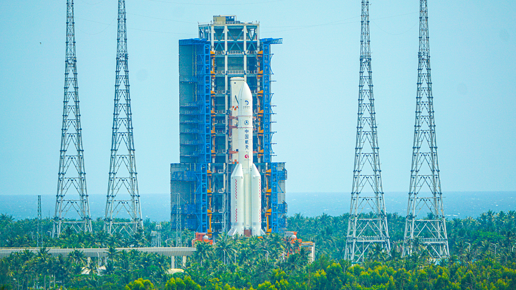 La combinaison de la sonde lunaire Chang'e-7 et de la fusée porteuse Longue Marche-5 Y14 est transférée au bâtiment d'assemblage et d'essai, à Wenchang, dans la province de Hainan (sud de la Chine), le 24 août 2026. /VCG