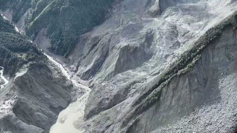 Un barrage de glissement de terrain bloque la voie navigable vers le port de Gyirong, dans la région autonome de Xizang, dans le sud-ouest de la Chine, le 27 août 2026. /VCG