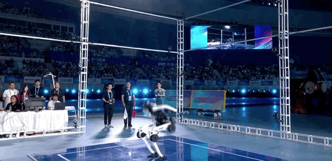 Un robot humanoïde effectue un saut en hauteur. /CMG