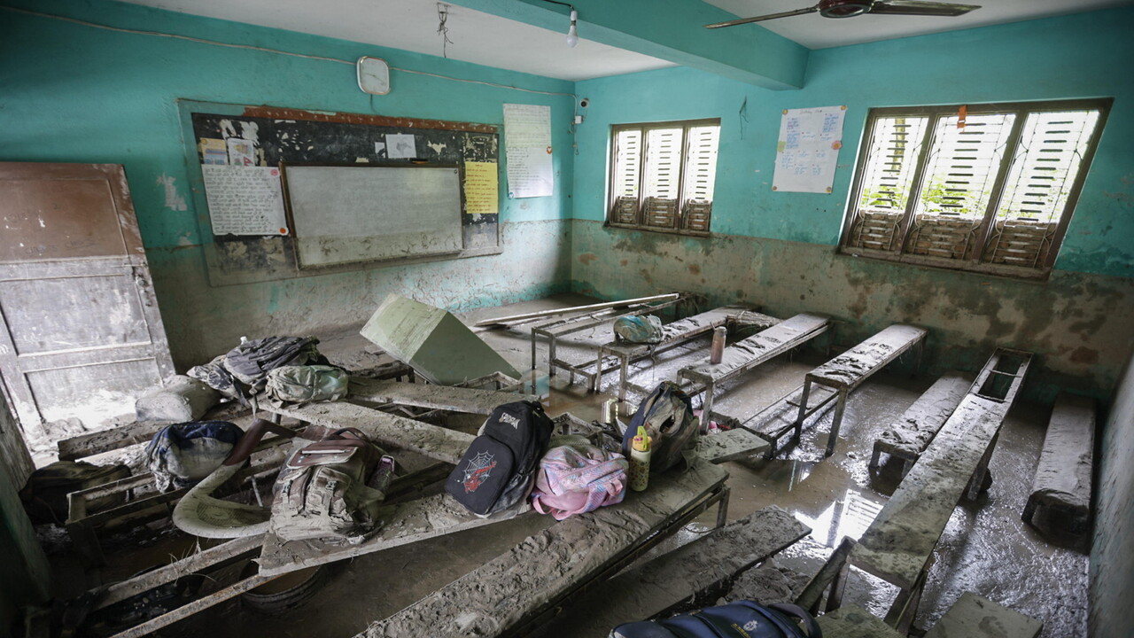 He evacuates students before the flood, Nepalese principal saves 900 students