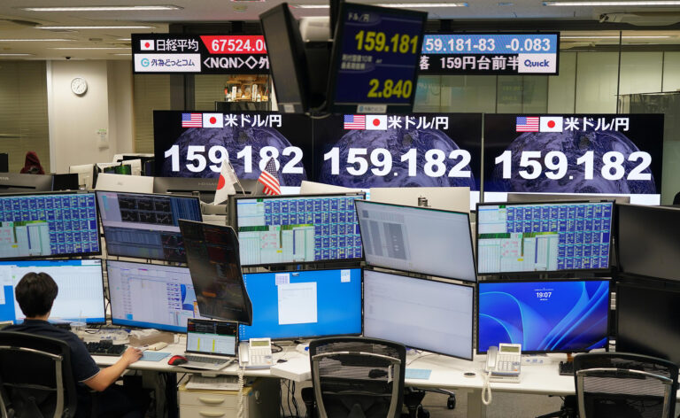 Cartes électroniques affichant le taux de change du yen japonais par rapport au dollar américain dans le quartier de Minato, Tokyo, Japon, le 12 août 2026. /VCG