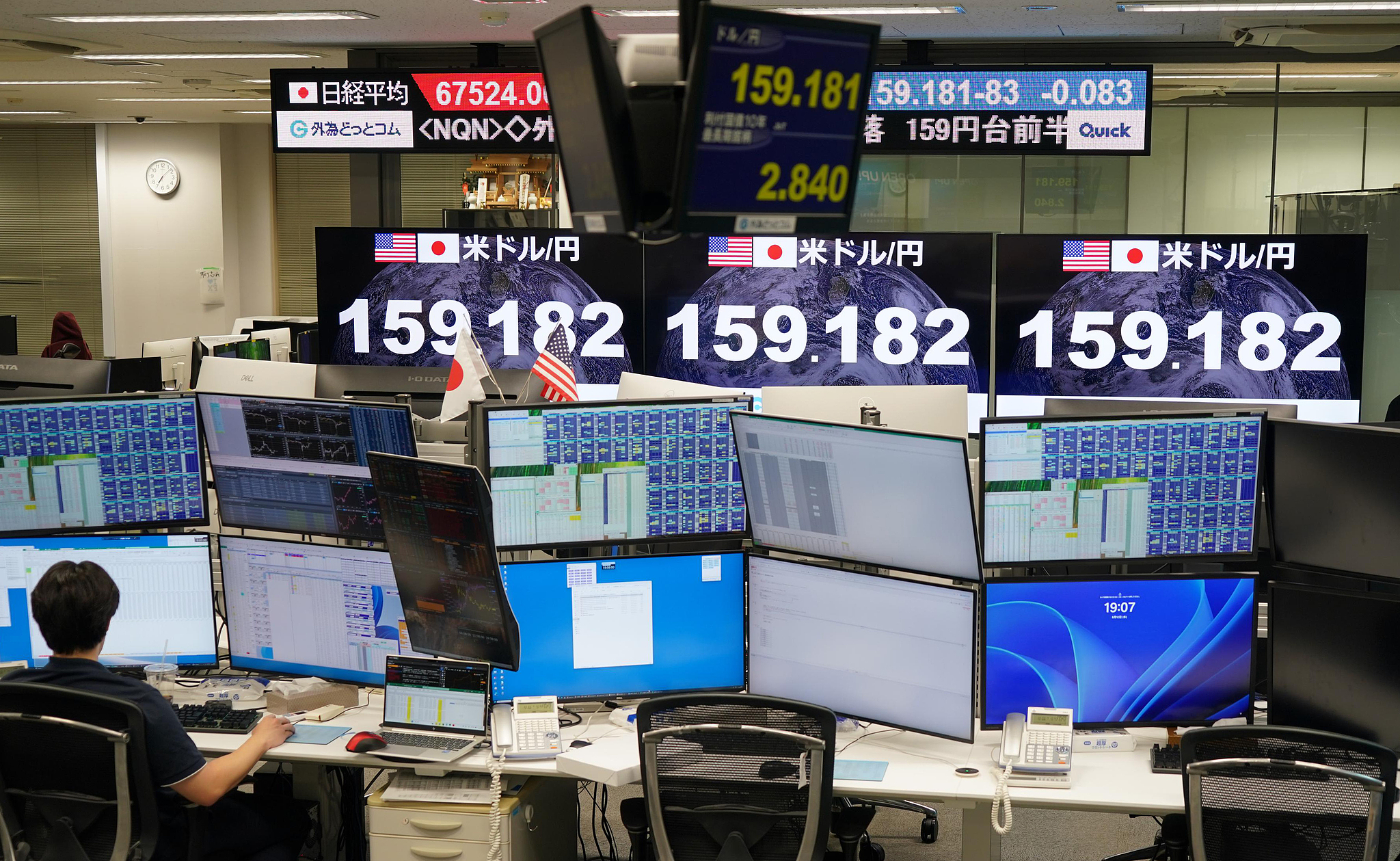 Cartes électroniques affichant le taux de change du yen japonais par rapport au dollar américain dans le quartier de Minato, Tokyo, Japon, le 12 août 2026. /VCG