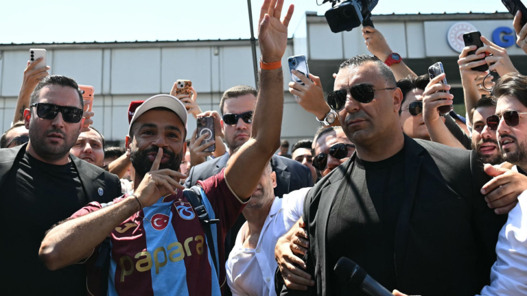 L'attaquant égyptien Mohamed Salah fait un geste alors qu'il arrive à l'aéroport Atatürk d'Istanbul pour achever son transfert au club de football turc Trabzonspor à Istanbul, le 5 août 2026. /AFP