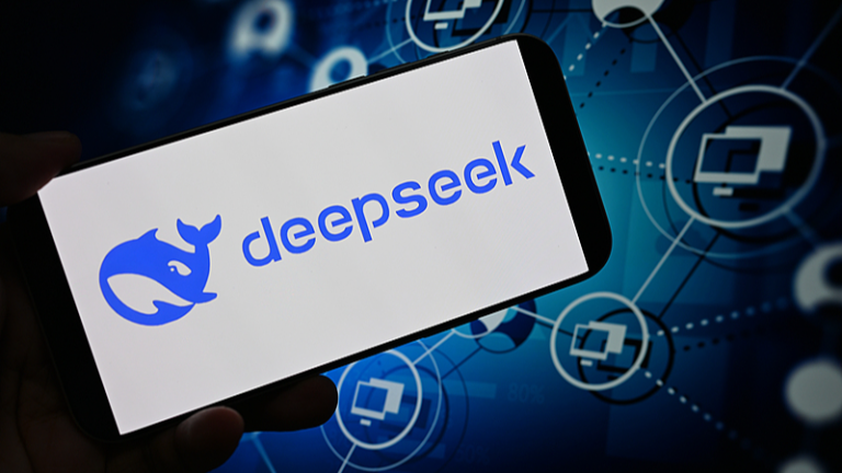 Logo DeepSeek sur l'écran d'un smartphone, 11 août 2026. /CFP 