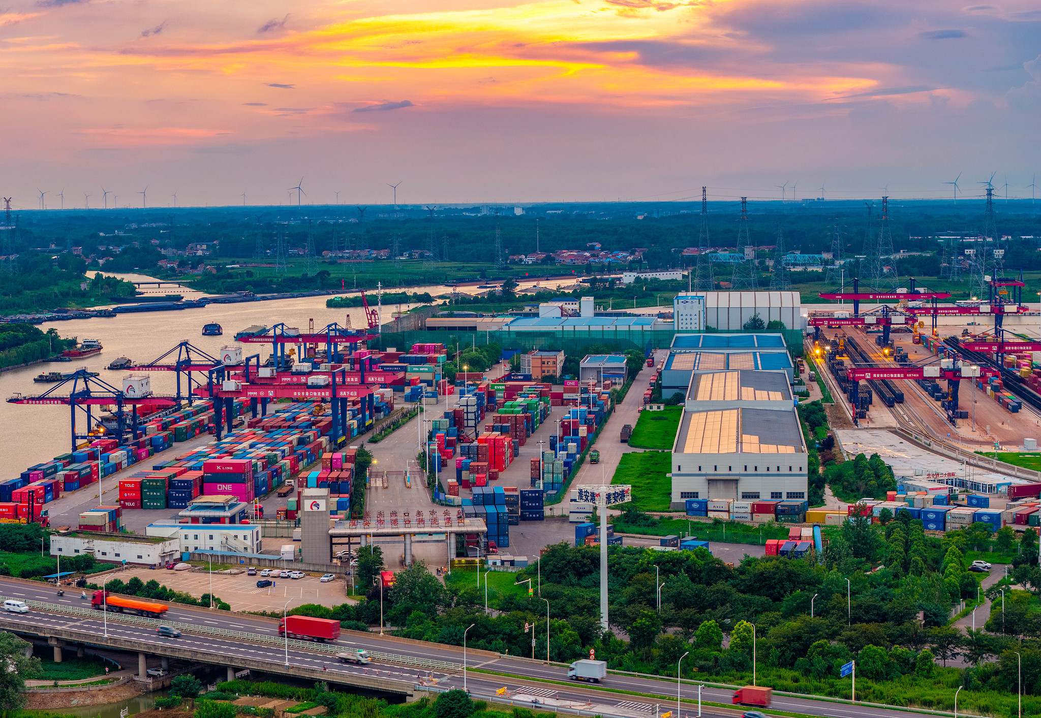 Le terminal à conteneurs de Jiangsu Huai'an sur le Grand Canal Pékin-Hangzhou, Huai'an, province du Jiangsu, Chine, 20 août 2026. /VCG