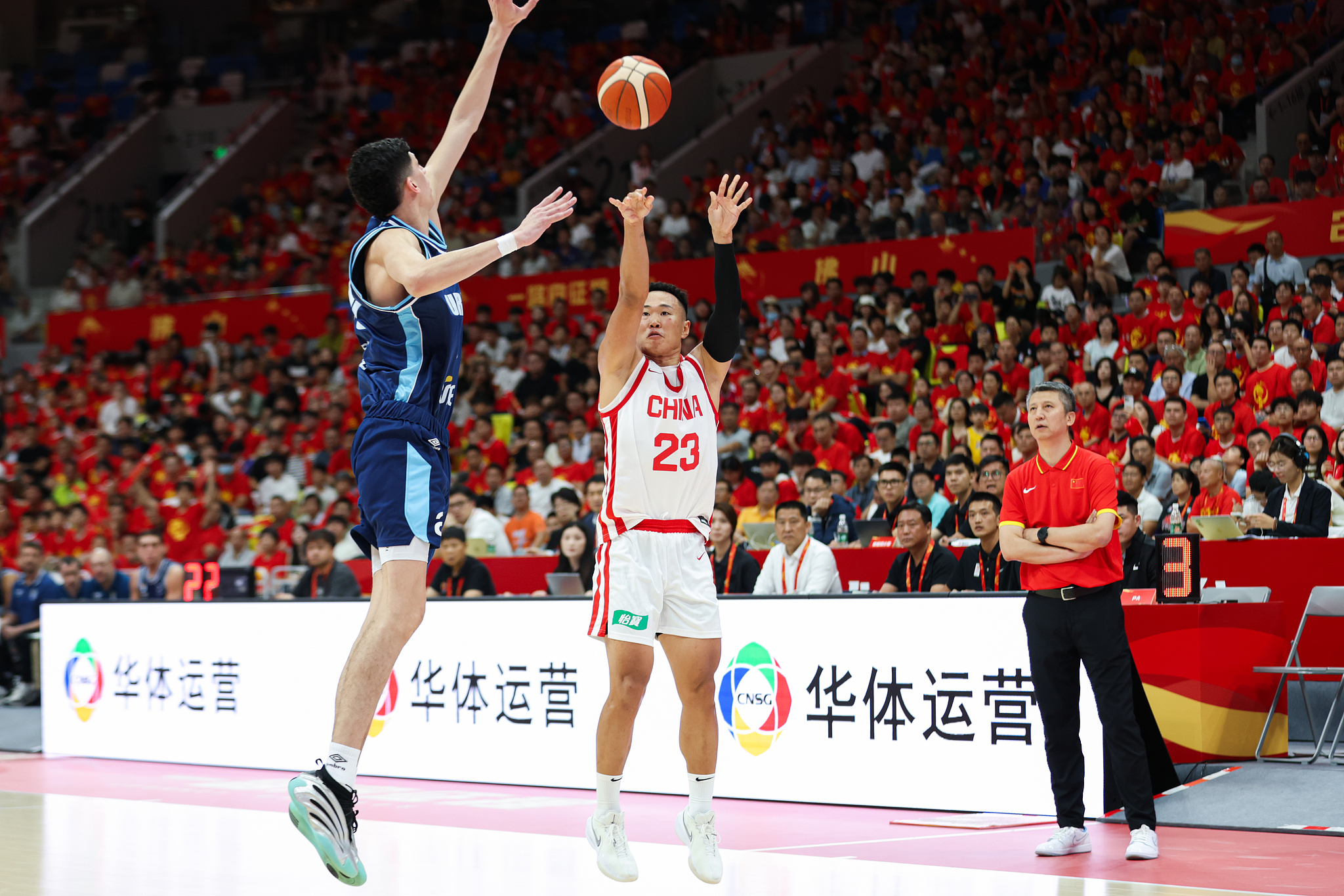Le Chinois He Xining (#23) tire lors du match de préparation contre l'Uruguay à Foshan, dans la province du Guangdong (sud de la Chine), le 13 août 2026. /VCG