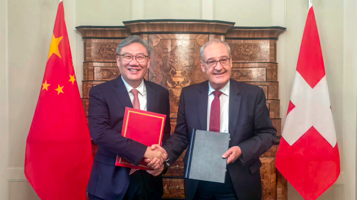 Le président fédéral suisse Guy Parmelin (à droite) et le ministre chinois du Commerce Wang Wentao annoncent l'achèvement des négociations sur un accord de libre-échange amélioré à Berne, en Suisse, le 20 août 2026. /Ministère chinois du Commerce
